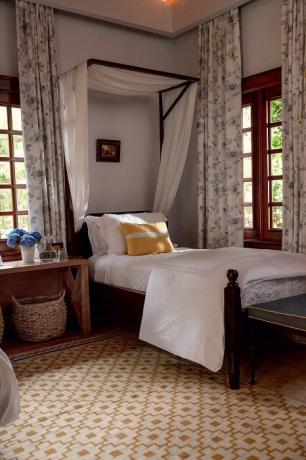 accoglienti camere da letto arredate in stile spagnolo, con pareti bianche e finestre in legno scuro. | Foto: Thiago Molinos (Tiago Molinos).