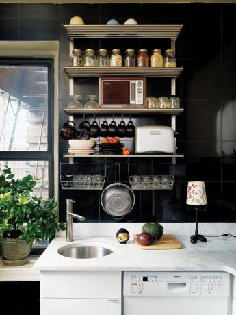 Interiore della cucina nera in piccoli appartamenti