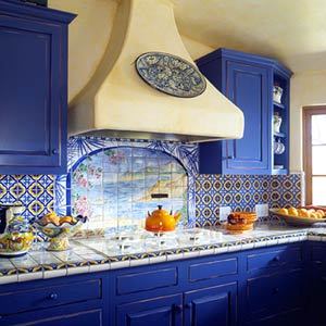 Foto di una cucina blu su uno sfondo di pareti chiare