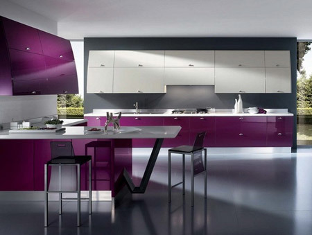 La cucina viola sembra elegante e attraente.