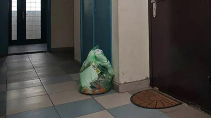Mia moglie è intelligente, ha insegnato ai vicini a mettere un sacco della spazzatura nel corridoio comune, ora non puzza di rifiuti.