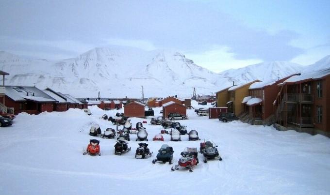 In inverno, tutti gli abitanti ed i turisti si muovono su motoslitte (Longyearbyen, Norvegia).