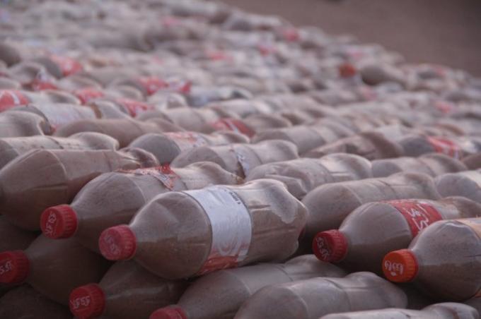 Bottiglie con sabbia - materiale da costruzione di base.