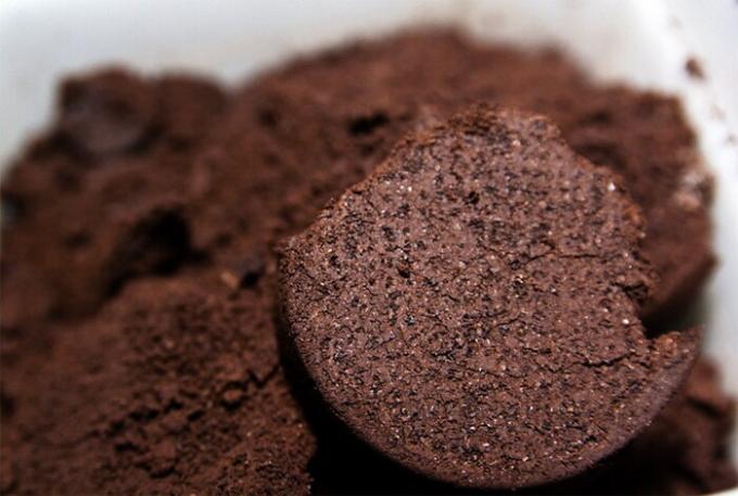 Il caffè può fertilizzare la terra in vaso piante d'appartamento.