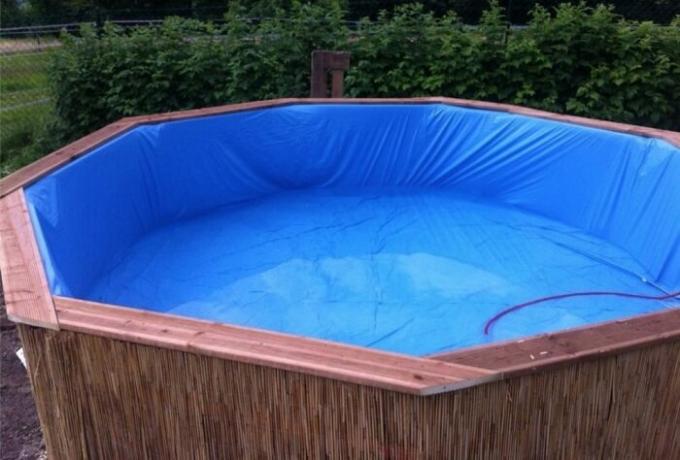 Entusiasta costruito una piscina in una residenza estiva dei soliti pallet in legno sul disegno da Internet