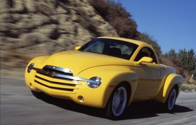 Pickup-convertibile Chevrolet SSR ha emesso un periodo breve, 2003-2006. | Foto: cheatsheet.com.