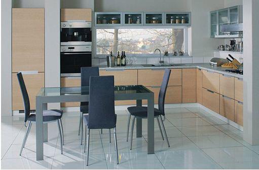 In questa foto, una cucina moderna è lo standard di un ambiente tipico