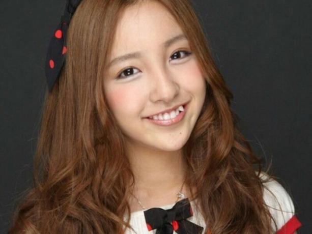 Giovane donna giapponese sembra molto attraente per essere zanne affilate. / Foto: porosenka.net