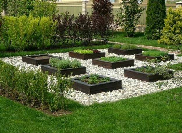 Wicker e mattoni: il giardino ideale bordo
