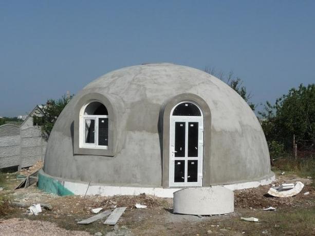 Casa di schiuma, ricoperta di gesso.