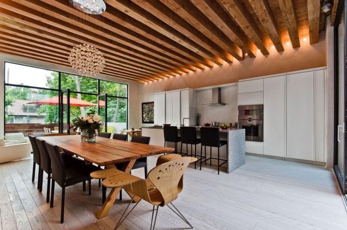 Cucine con soffitti in legno: calore ed eleganza