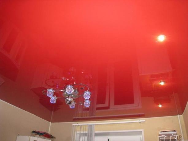 soffitto rosso in cucina