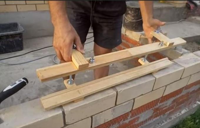 Come rendere le proprie mani un dispositivo per perfettamente piana muratura di mattoni