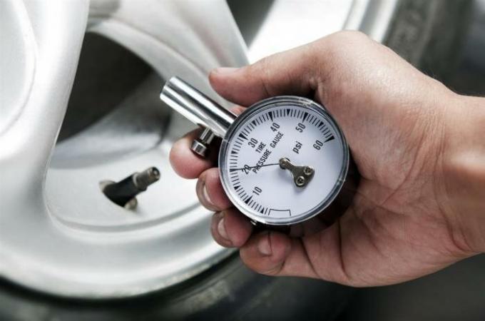 La pressione dei pneumatici può aumentare in modo significativo il consumo di carburante. | Foto: autoglim.ru