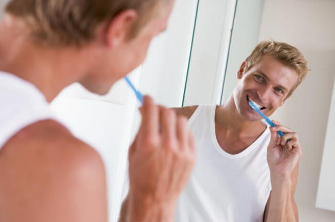 Fare la doccia, non dimenticate di pulire accuratamente i denti. / Foto: static5.depositphotos.com. 