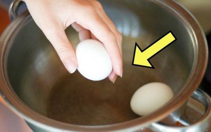 Bollire le uova, che possono essere puliti in una frazione di secondo.
