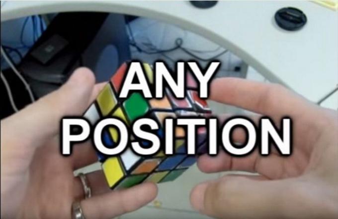 Come assemblare il cubo di Rubik attraverso due movimenti