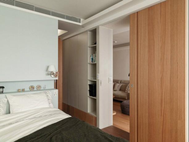 Camera da letto in un piccolo appartamento di due stanze.