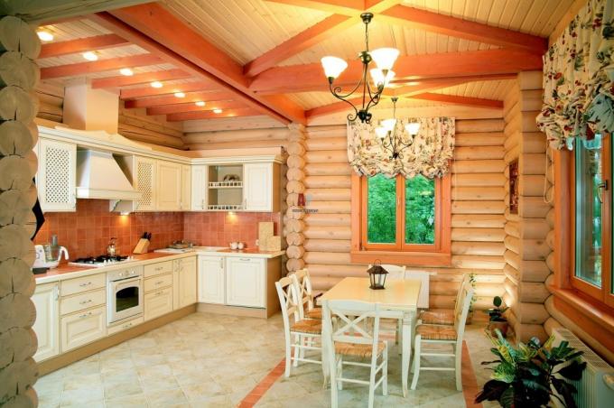 Cucina in una casa di legno (45 foto): istruzioni video per decorare con le tue mani, opzioni di finitura, disposizione, disposizione, con una stufa, quale soffitto installare, prezzo, foto