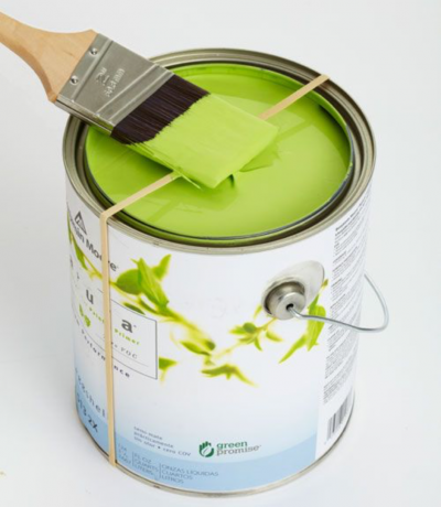 Con un elastico sul vaso sarà più facile per rimuovere la vernice in eccesso con un pennello