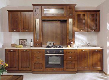 Cucina in legno: un set in stile classico.