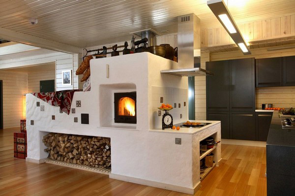 Una bella stufa, si può solo sognare di questo - nota, il soffitto in cucina in una casa di legno fatta di pannelli di plastica