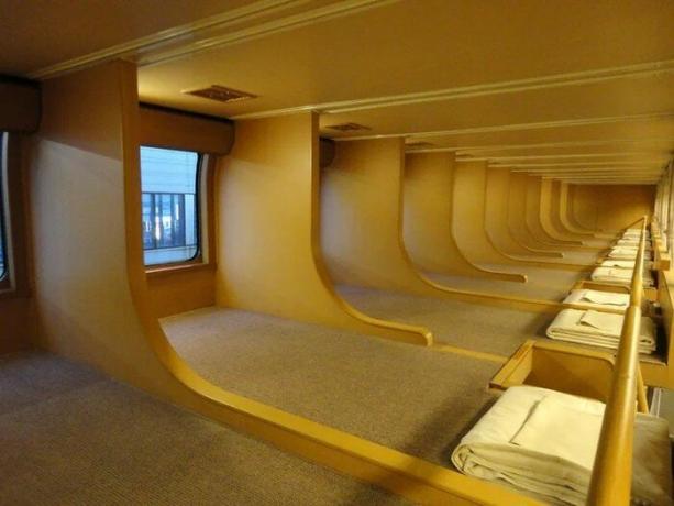 letti a castello insoliti nei vagoni letto in Giappone. 