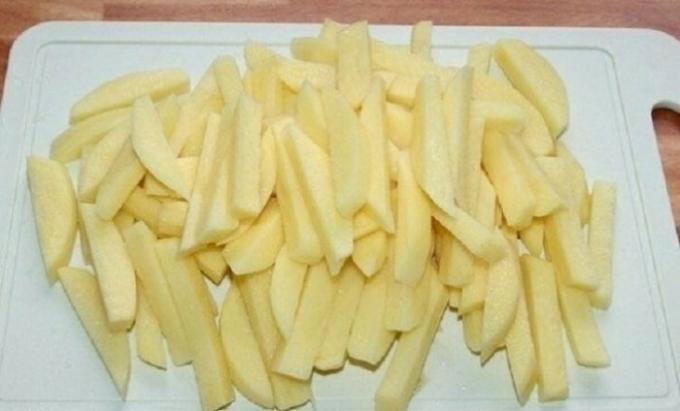 Tagliare le patate sbucciate bastoncini di 1 cm di spessore.