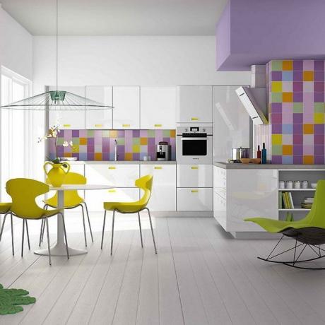 I toni del limone succoso e del viola chiaro sembrano molto armoniosi sullo sfondo del pavimento, delle pareti, delle cuffie